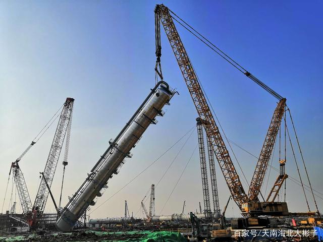 徐工兩千噸履帶吊在連云港完美演繹“巨臂擎天”
